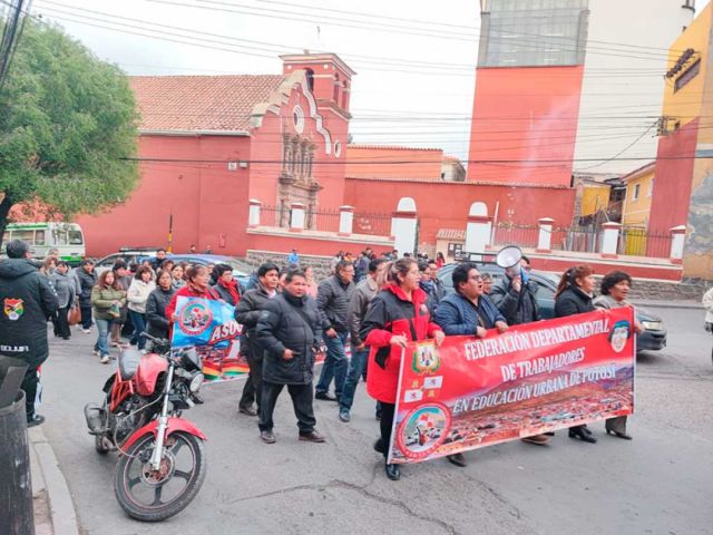 Maestros urbanos de Potosí mantienen protestas y evalúan nuevas acciones