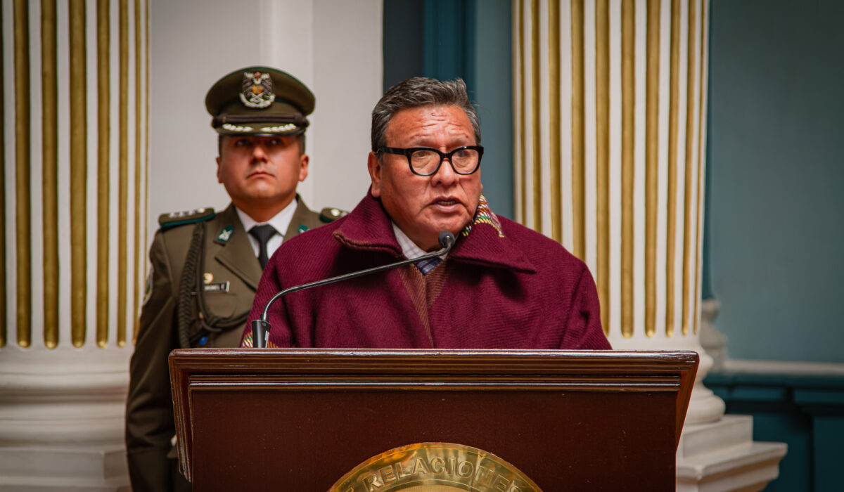 Huanca coordina visita de Kast a Bolivia para abordar caso de madera incautada