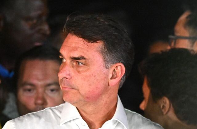 Flávio Bolsonaro deberá entregar su pasaporte tras orden judicial