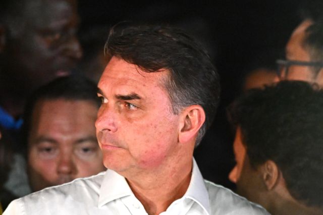 Flávio Bolsonaro deberá entregar su pasaporte tras orden judicial