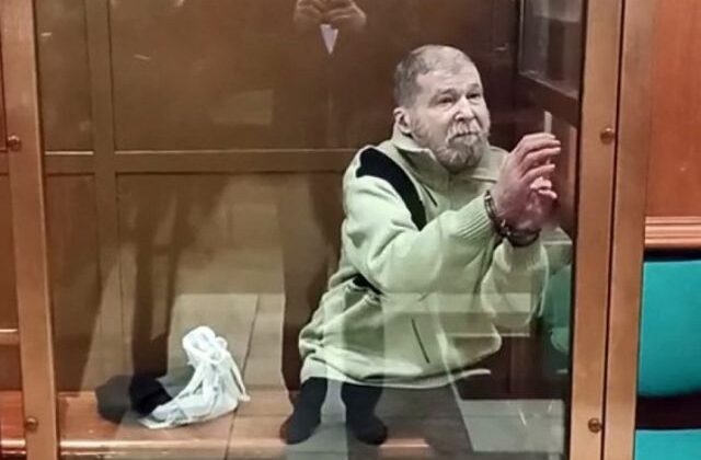 Liberan a profesor estadounidense tras ser condenado en Rusia por actividad mercenaria