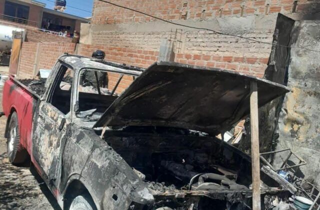 Camioneta afectada por incendio en depósito de chatarra en Oruro