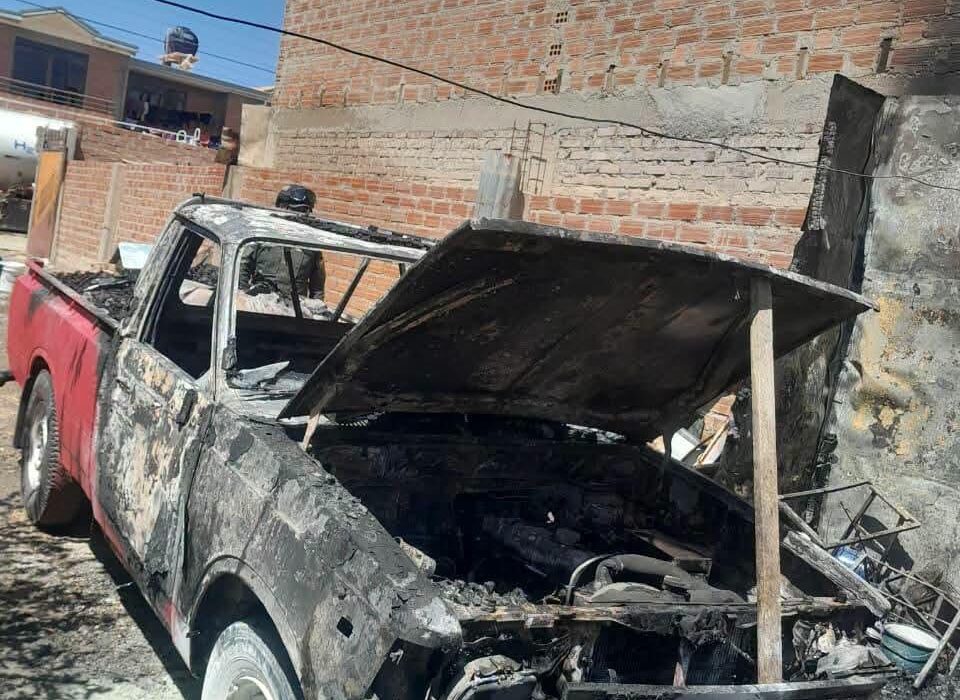 Camioneta afectada por incendio en depósito de chatarra en Oruro