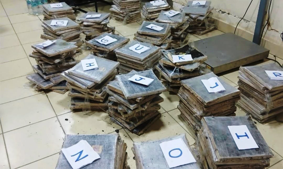Descubren más de 300 kilos de droga en baldosas volcánicas