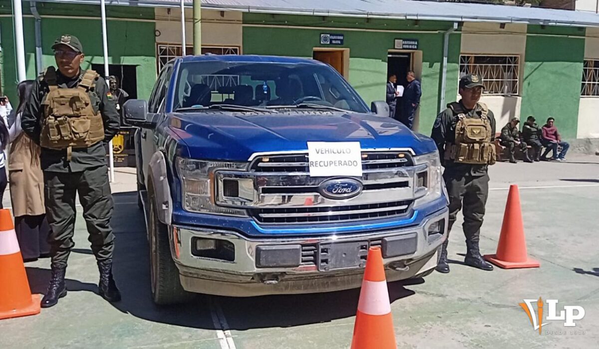 Policía de Oruro recupera camioneta robada en Chile y detiene a tres involucrados