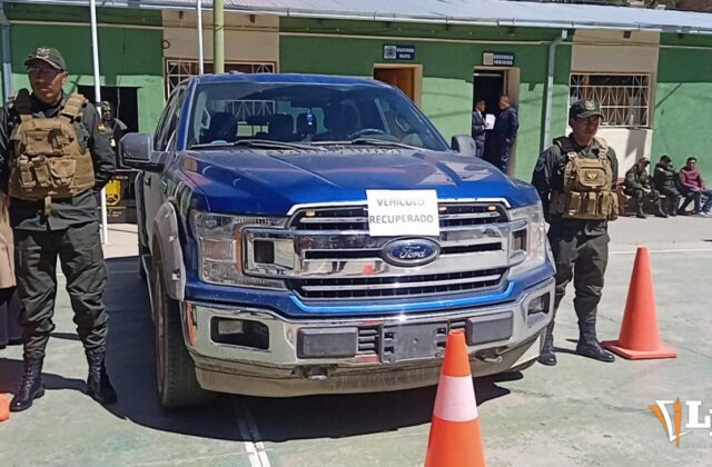 Policía de Oruro recupera camioneta robada en Chile y detiene a tres involucrados