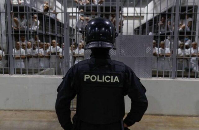 Familias salvadoreñas enfrentan la adversidad tras la represión del régimen de excepción