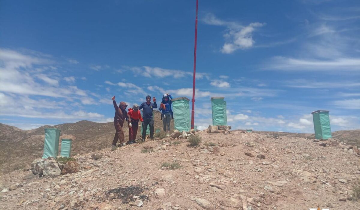 Jornada de limpieza en cerro Pie de Gallo ante el izado de la bandera de Oruro