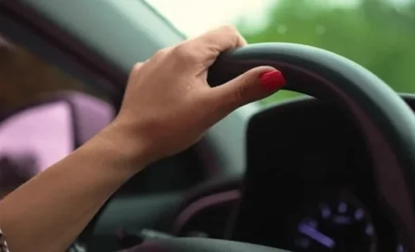 Arrestan a mujer de 67 años por maniobras imprudentes al volante