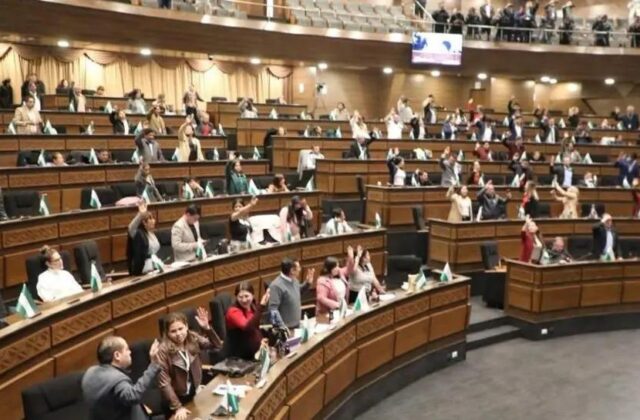 Legisladores critican la gestión del presidente Rodrigo Paz en su ausencia